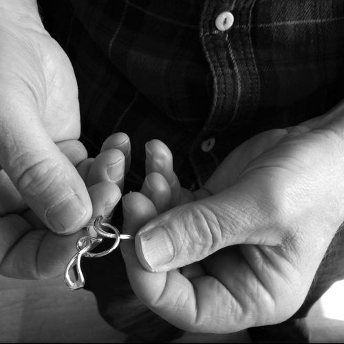 Alain Detrixhe tenant des volutes d'argent